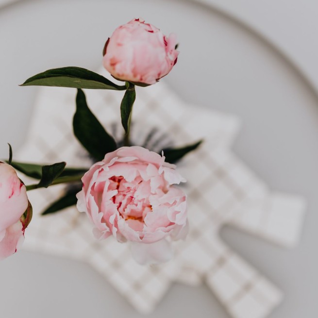 kaboompics_Peony flowers in vase-2